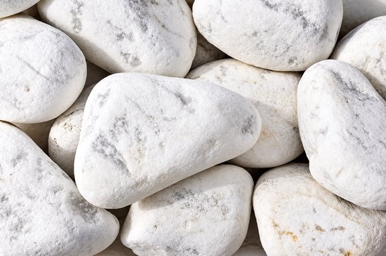 Gladde, witte Carrara sierkeien met grijze adering, dicht op elkaar geplaatst.