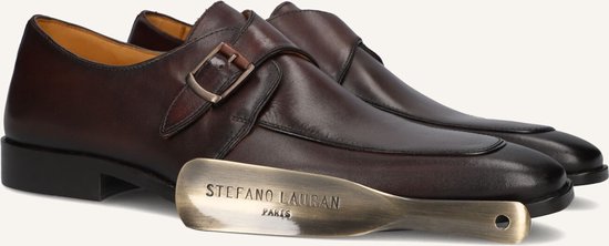 Bruine leren monkstrap schoenen met een metalen schoenlepel voorzien van het Stefano Lauran Paris logo.