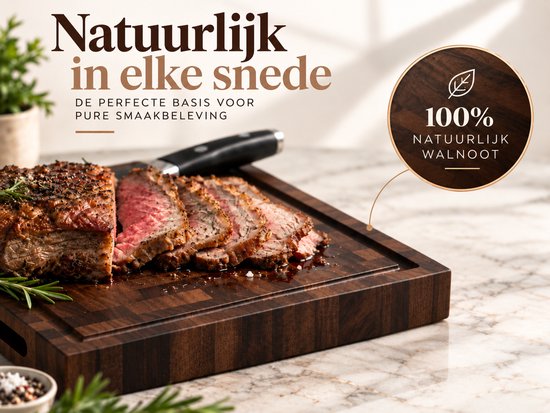 Gesneden biefstuk op een donkere walnoothouten snijplank met diepe sapgroef.
