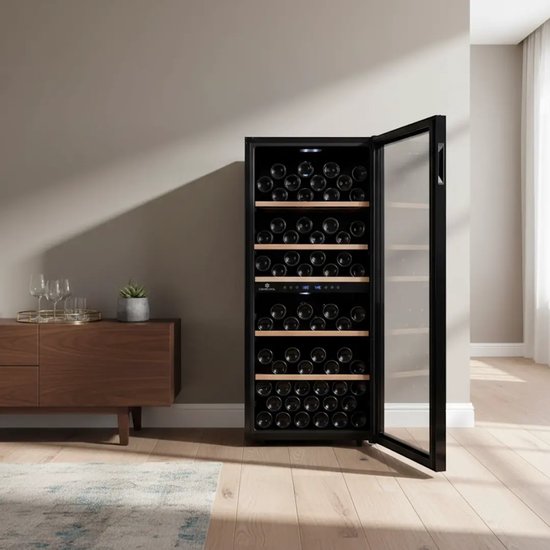 Cavecool wijnkoelkast in een woonkamer naast een houten dressoir met glazen.