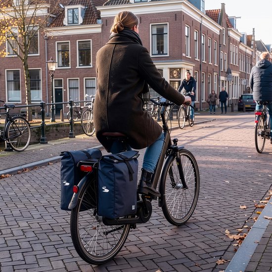 Brisby Dubbele Fietstas Rolltop Zwart 39-48L Waterdicht Geschikt voor Elektrische Fietsen & E-Bike - Blauw — afbeelding 2