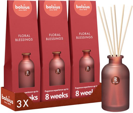 Drie rode Bolsius Floral Blessings geurstokjes-verpakkingen met een bijbehorend glazen flesje en houten stokjes.