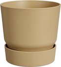 Beige ronde bloempot van Elho met bijpassende schotel, gemaakt van gerecycled plastic.