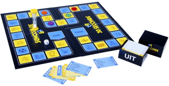 Het 30 SECONDS bordspel uitgestald, met zandloper, dobbelstenen en fiches. Ook liggen er kaarten en een doosje met de tekst 'UIT'.