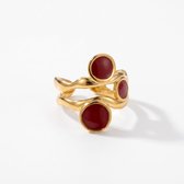 Lundholm Juno Statement Ringen Dames Goudkleurig - Verstelbare Open Ring met Drie Rode Emaille Steentjes - Premium Stainless Steel Jewellery PVD Goud Verguld - Hypoallergene Sieraden - Sinterklaas en Kerst Cadeautjes - my Lundholm