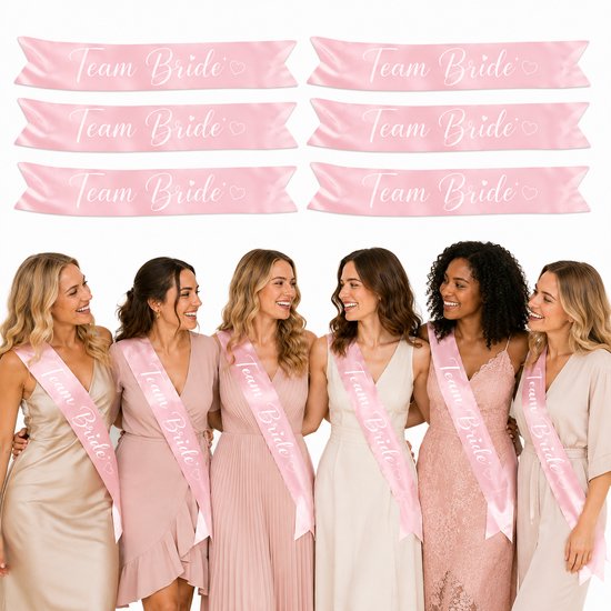 Zes roze sjerpen met de tekst 'Team Bride' in witte letters, gedragen door lachende vrouwen.