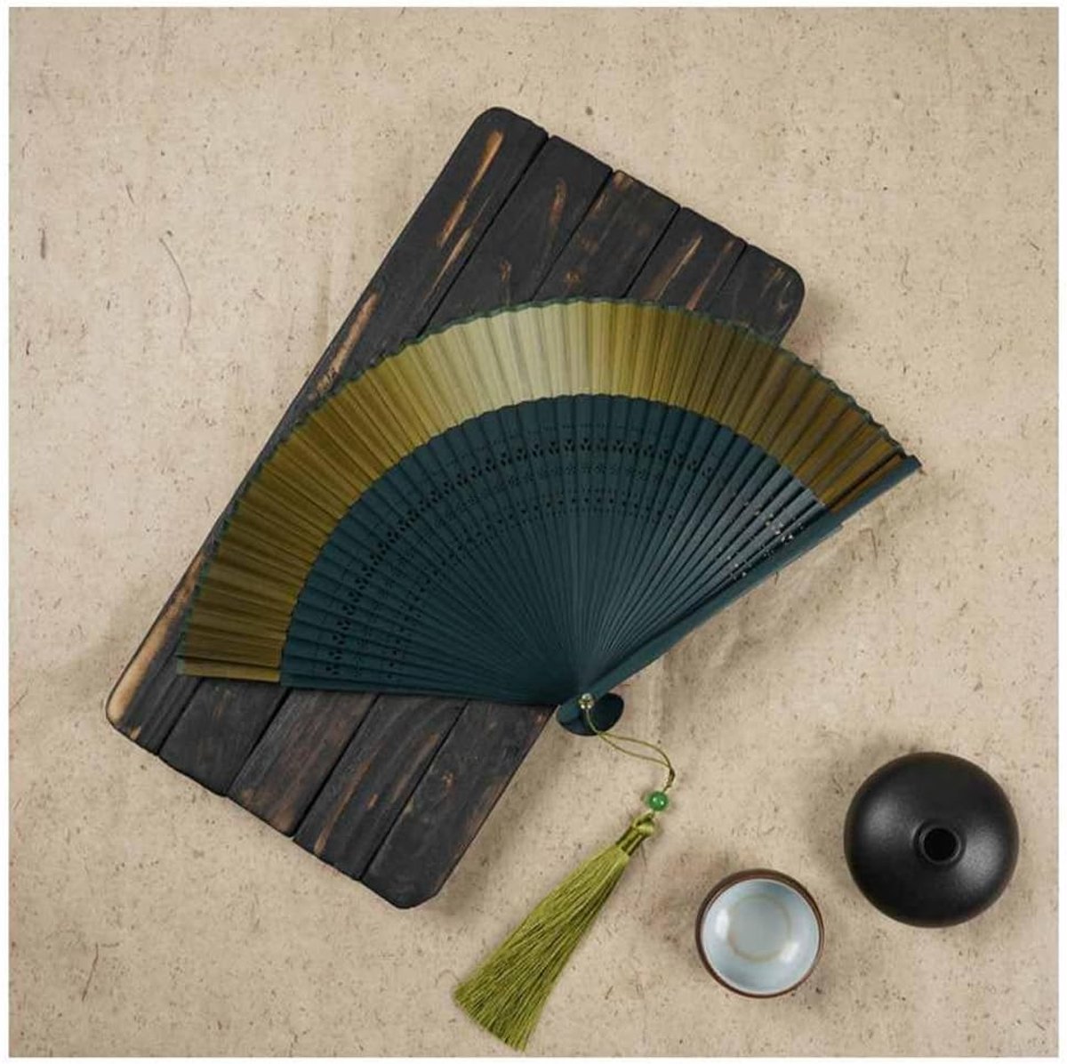 Vouwwaaier bamboe handwaaier Chinese vintage stijl zakwaaier holle bamboe skeletwaaier handheld fan met kwasten voor feest bruiloft cadeau 21 cm groen kleurverloop 15#