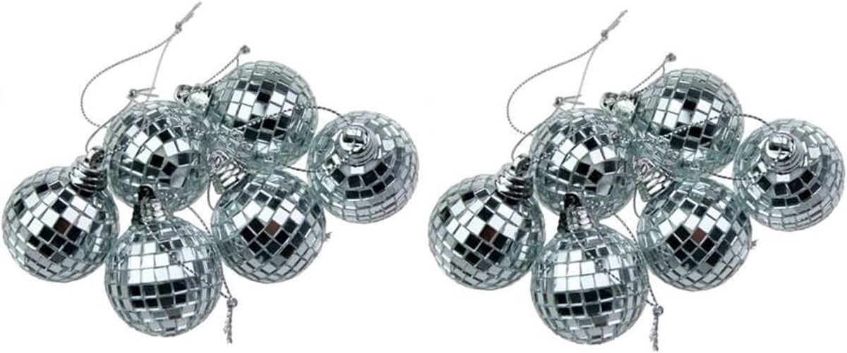 Met 12 zilveren kerstballen