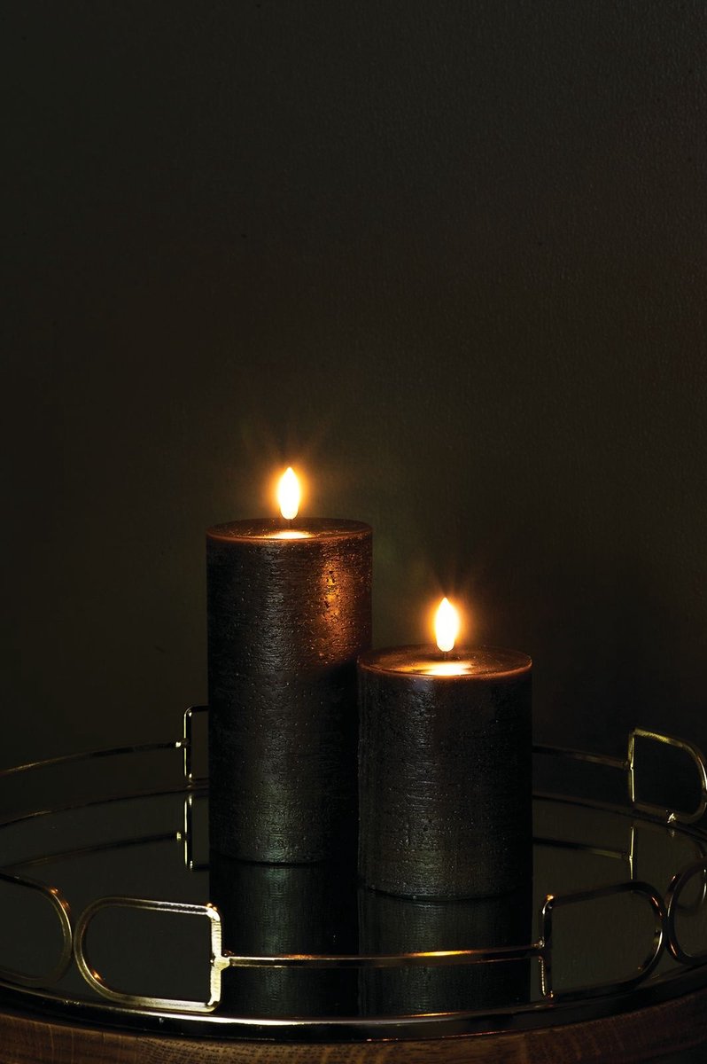 Uyuni Led Pillar Kaars effen zwart 7,8x10 cm - Wax - op battarijen - schouder-uitvoering