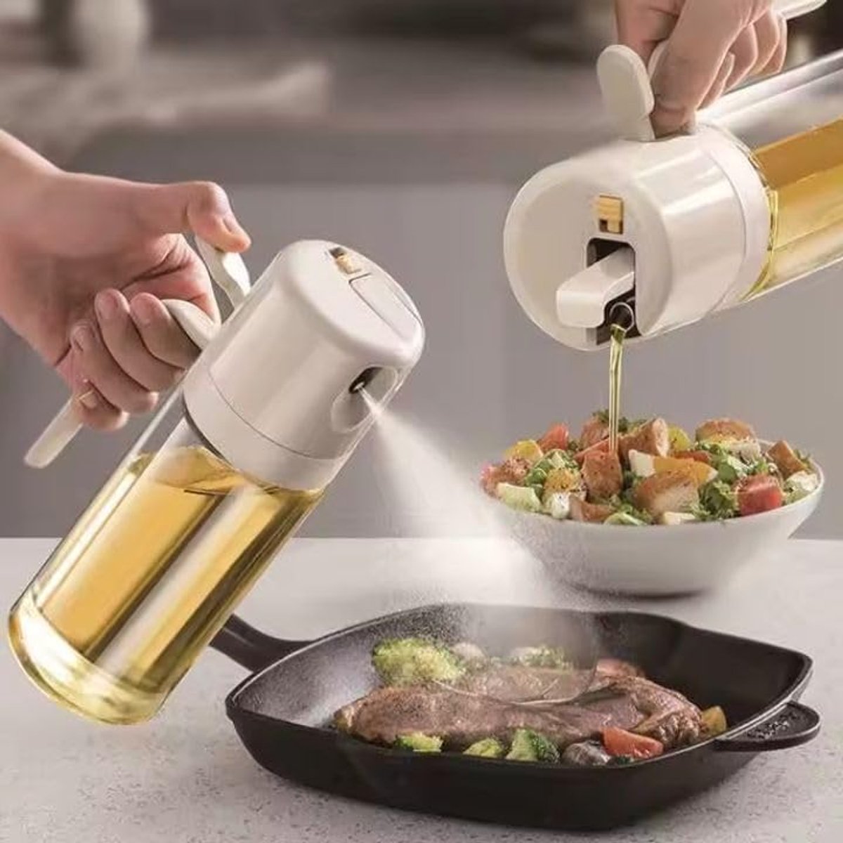 YAGXIG Oliespuit en oliefles - 2-in-1 praktische keukendispenser - oliespuit met automatische dop en schakelaar - glazen keukenspuitfles van 550 ml - geschikt voor grillen, bakken en andere kook- en bakactiviteiten.