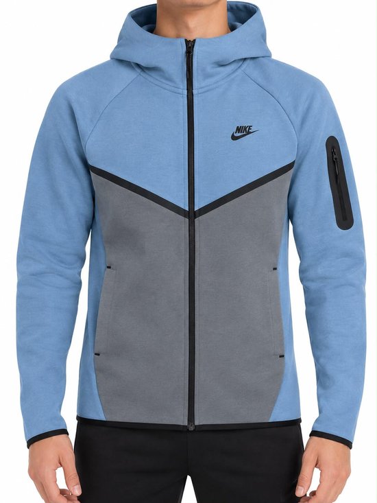 Heren Nike Tech Fleece hoodie in lichtblauw en grijs met zwart Nike logo en ritssluiting.