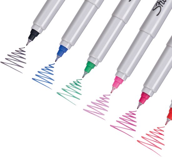 Close-up van de punten van Sharpie permanente markers die strepen trekken in zwart, blauw, groen, paars, roze en rood.