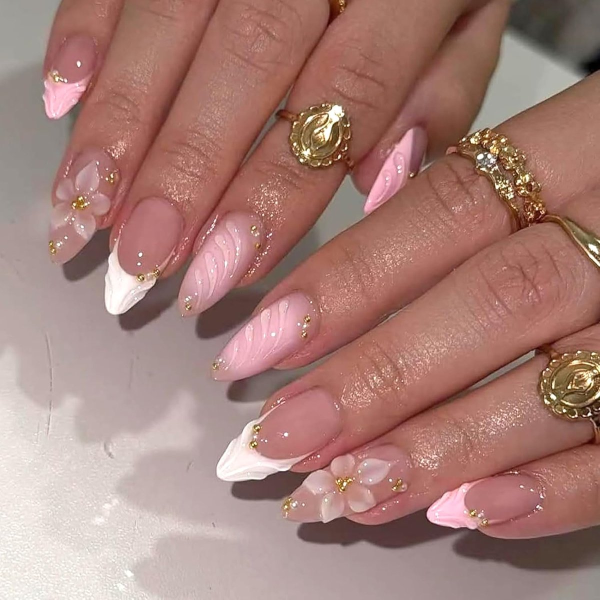 24 stuks amandelvormige press-on nagels, medium, roze witte nagels om op te plakken, Franse 3D-bloemen, gouden parels, kunstnagels, elegante acryl kunstnagels om op te plakken, voor dames en
