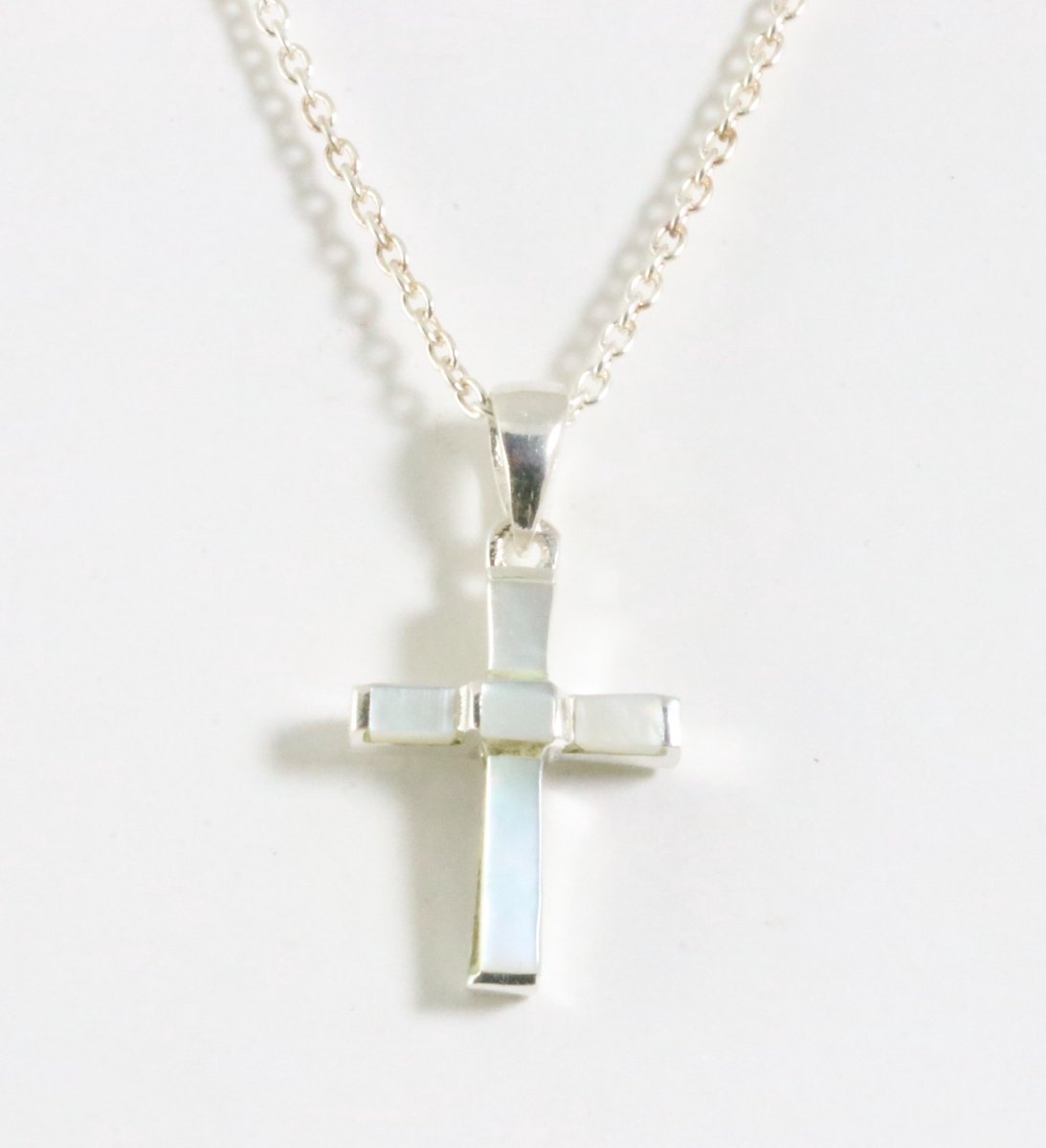 Fijne zilveren kruishanger met parelmoer aan ketting
