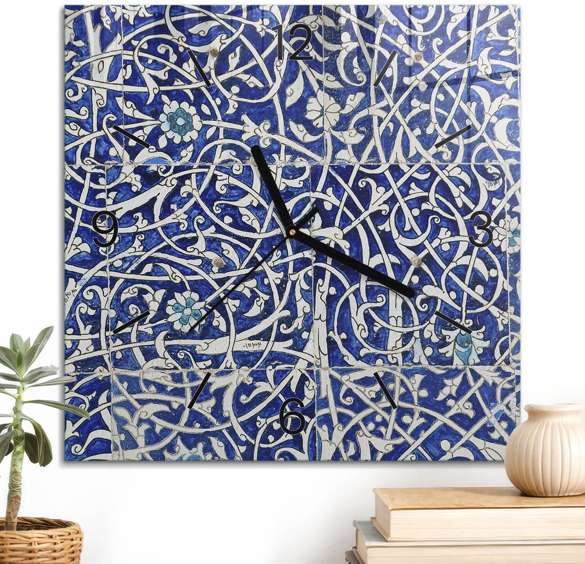 ArtPrintCave Blauw Glazen Klok - 30x30 cm - Wandklok Vierkant - Turkooizen Ornamenten Wandklok Keuken - Kunst Unieke Klok - Zwarte Klokwijzers