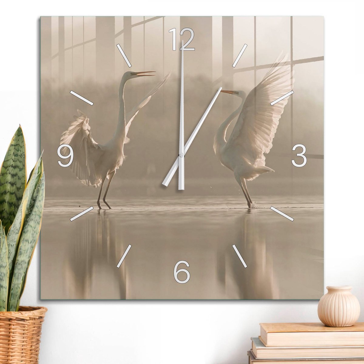 ArtPrintCave Beige Glazen Klok - 60x60 cm - Wandklok Vierkant - Dansende Vogels Unieke Klok - Natuur Stille Wandklok - Witte Klokwijzers