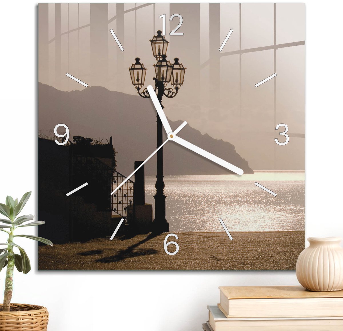 ArtPrintCave Beige Glazen Klok - 30x30 cm - Wandklok Vierkant - Romantisch Landschap Wandklok Keuken - Architectuur Unieke Klok - Witte Klokwijzers