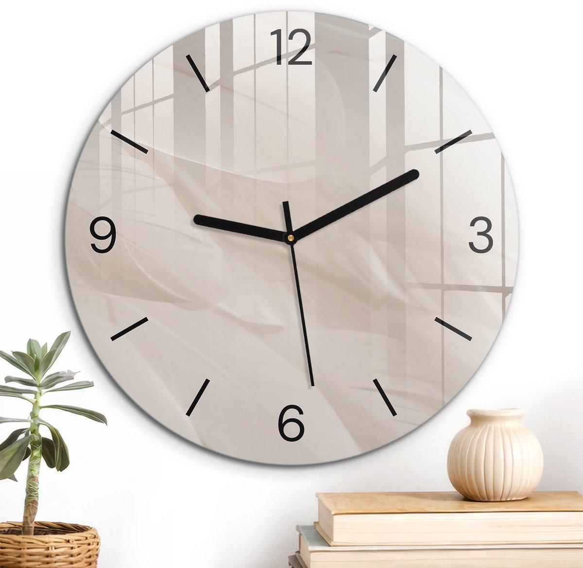 ArtPrintCave Beige Glazen Klok - Wandklok 30 cm - Muurklok Rond - Veren Elegantie Unieke Klok - Natuur Stille Wandklok - Zwarte Klokwijzers