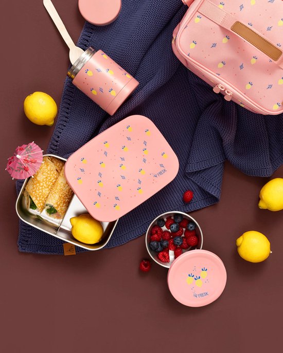 Roze lunchtrommel met ananasprint, RVS bak met pannenkoeken en fruit, mok, deksel en donkerblauwe deken.