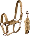 Beige halster met gouden gespen en bijpassend touw met karabijnhaak.