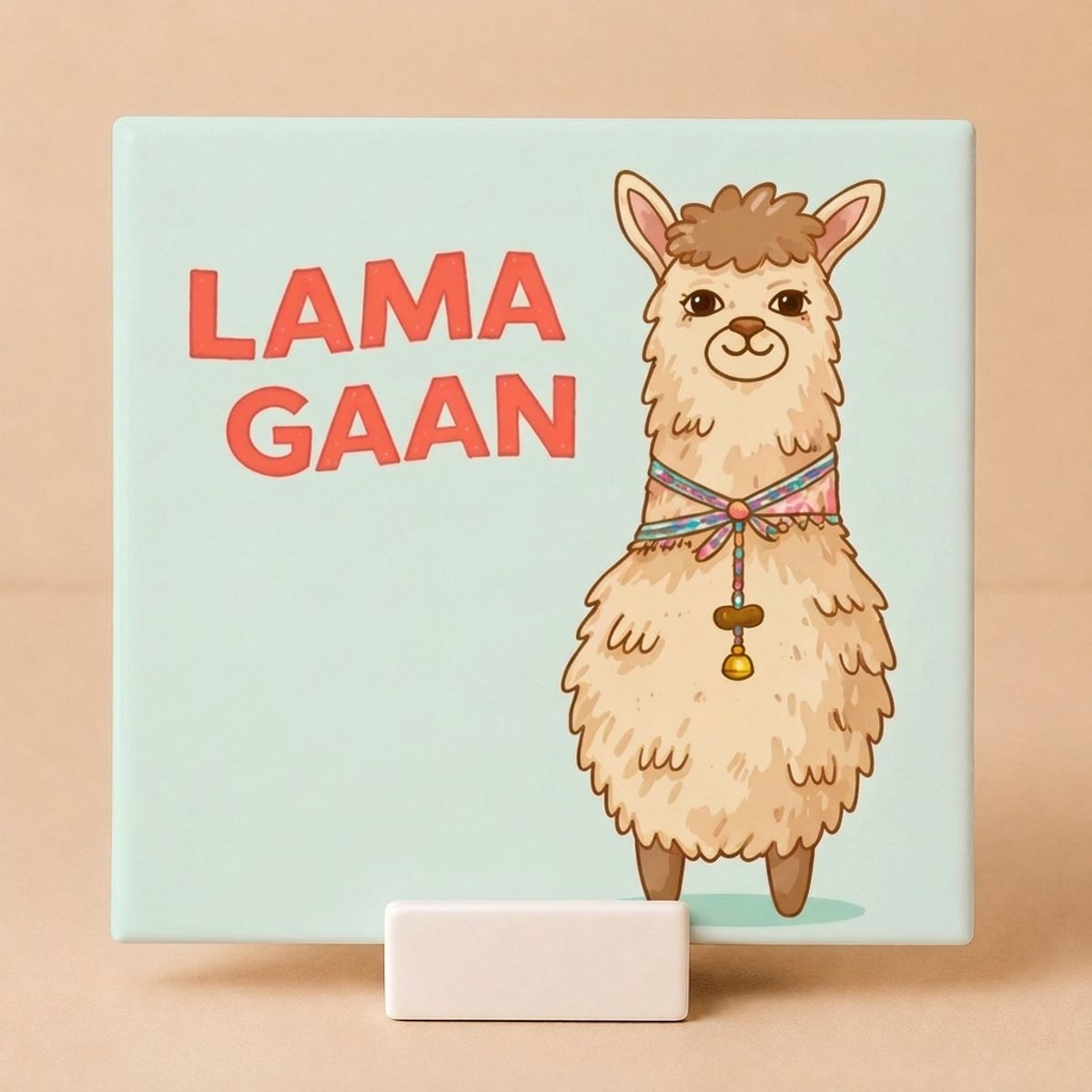 Tegeltje met Spreuk "Lama Gaan" Lama Illustratie – Keramisch Tegeltje 11x11 cm met Houdertje – Grappig Cadeau