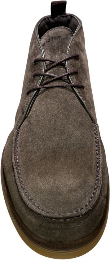 Grijze suède chukka boot met vetersluiting en donkerbruine zool.