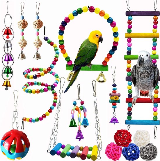 Grote collectie vogelkooispeelgoed inclusief ladders, schommels, bellen, ballen en een grijze papegaai.