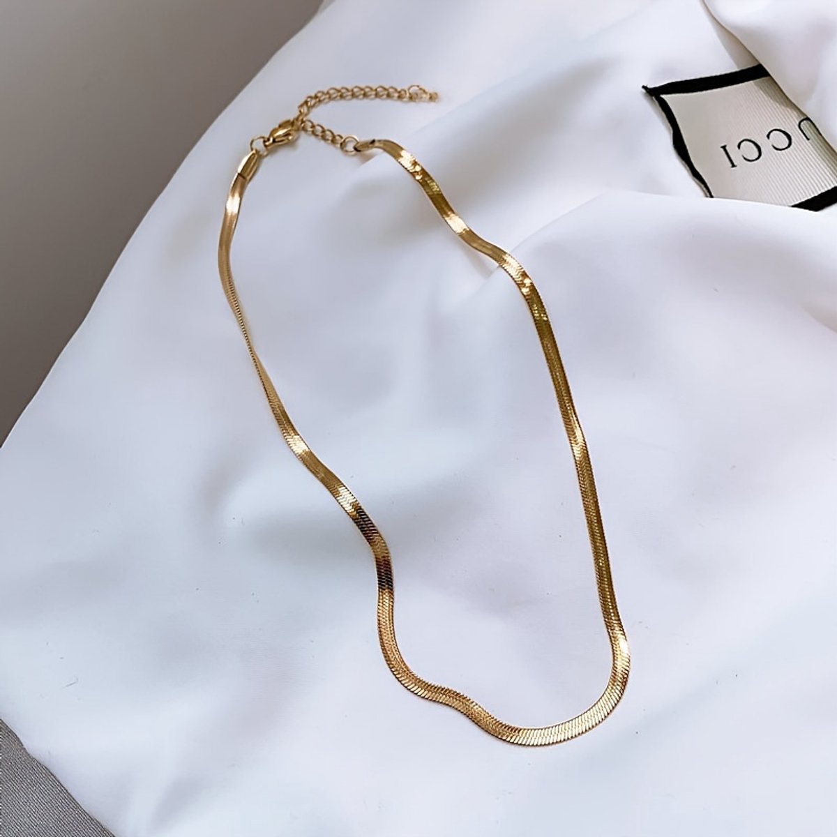 Sjika - Ketting Dames Goud – Platte Schakelketting – Slangenketting Look – Minimalistische Goudkleurige Ketting – Verstelbaar – Sieraad voor Dames - Cadeau voor haar