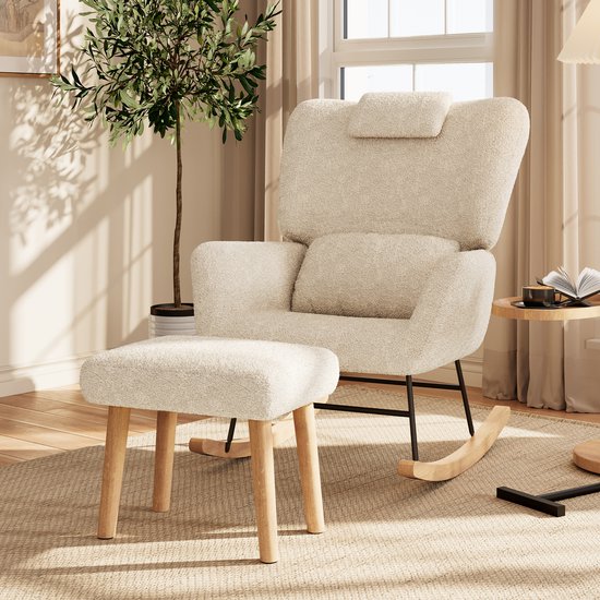 Beige schommelstoel met voetensteun, hoofdsteun en kussen. Houten poten en schommelonderstel. Zachte teddyfleece stof.