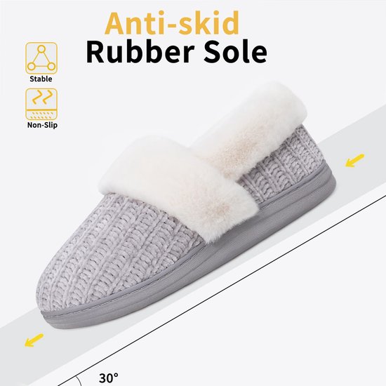 Grijze pantoffel met witte pluche rand op een helling, toont antislip rubberen zool en stabiele grip.