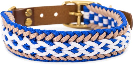 Blauw-wit gevlochten hondenhalsband met bruin leren band en gouden gesp, zijaanzicht.