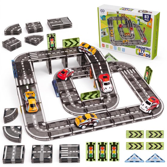 Magnetische racebaan set met grijze wegdelen, verkeerslichten, groene pijlborden en kleurrijke speelgoedauto's.