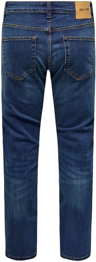 Donkerblauwe jeans met normale pasvorm, twee achterzakken en merklabel op de achterkant.