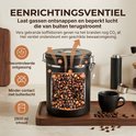 Zwarte 2800ml koffiebus met eenrichtingsventiel voor CO2-afvoer, geplaatst op een houten dienblad met koffiebonen.