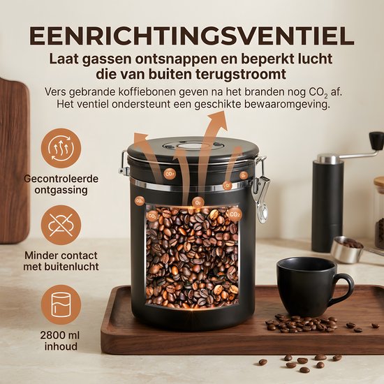 Zwarte 2800ml koffiebus met eenrichtingsventiel voor CO2-afvoer, geplaatst op een houten dienblad met koffiebonen.