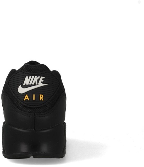 Achterkant van een zwarte Nike Air Max 90 met 'NIKE AIR' logo in wit en geel.