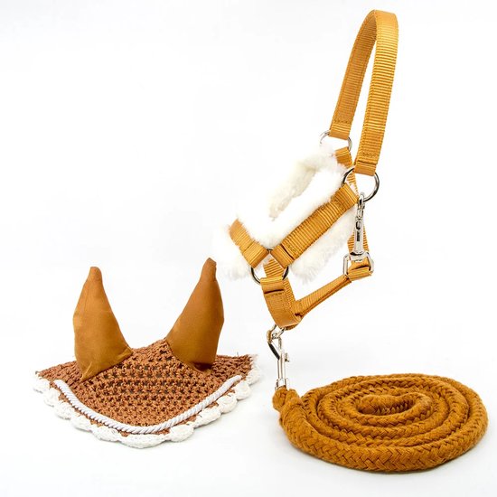 Set van bruin gehaakt oornetje met witte rand, beige halster met witte bontvoering en een opgerold bruin halstertouw.