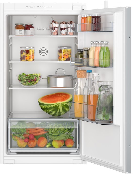 Bosch inbouwkoelkast met open deur, voorzien van CoolAirflow en een MultiBox XXL lade vol verse producten.