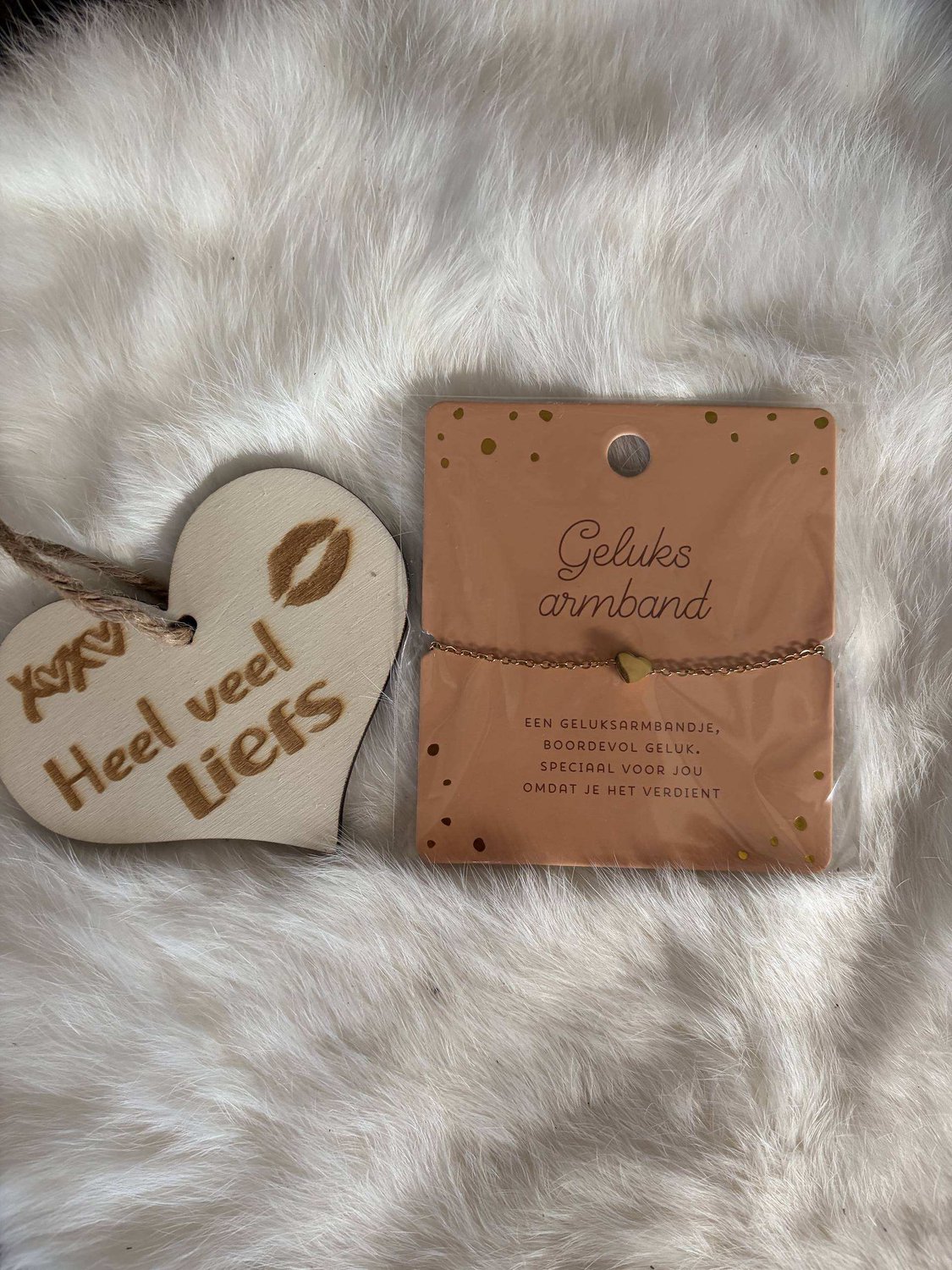 Creaties van hier – Hart Armband - goud – 8x9 – verstelbaar - Geluksarmband - met houten hartje