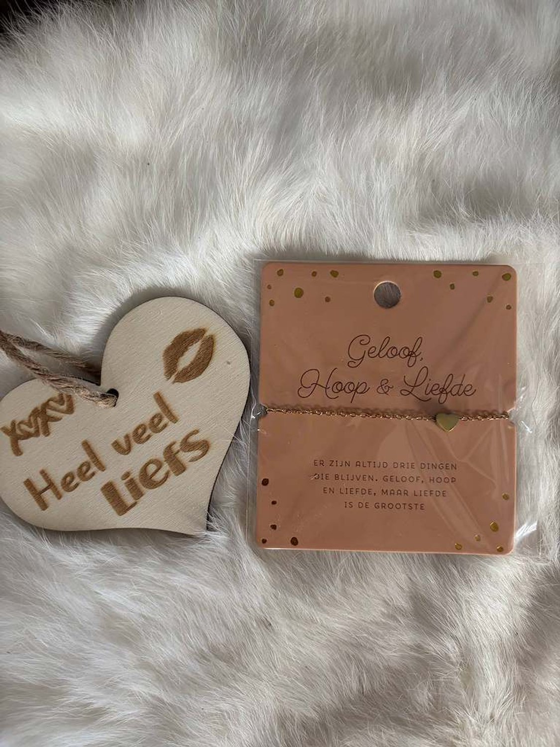 Creaties van hier – Hart Armband - goud – 8x9 – verstelbaar - Geloof, Hoop & Liefde - met houten hartje