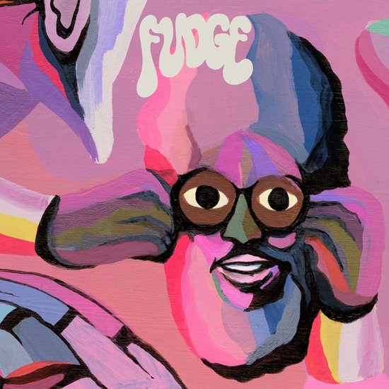 Close-up van hoesontwerp met abstract portret in roze en blauw, met de titel FUDGE bovenaan.