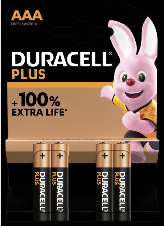 Verpakking met vier Duracell Plus AAA-batterijen met het iconische roze konijn en tekst: 100% extra levensduur.