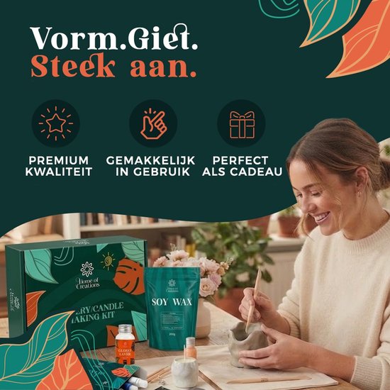 Vrouw boetseert een kleipot bij een Home of Creations knutselset met sojawas en gereedschap.