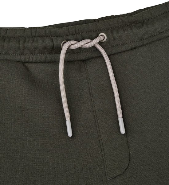 Olijfgroene joggingbroek met elastische tailleband en lichtbeige trekkoorden met grijze uiteinden.