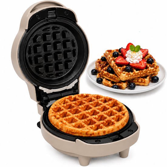 Beige Löwenthal 2-in-1 wafelijzer met een wafel en een bord wafels met aardbeien en blauwe bessen.