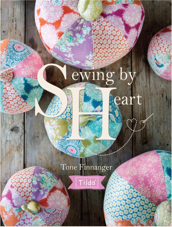 Boekcover Sewing by Heart van Tilda met kleurrijke, stoffen pompoenen in bloemen- en geometrische patronen.