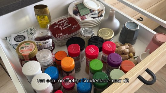 Soothe 24 Glazen Kruidenpotjes Vierkant met Bamboe Deksel – 2 Soorten Strooideksels – Kruidenstrooier – Spice Jars – Complete Set incl Kruiden Stickers, Krijtstift en Accessoires – 120ml