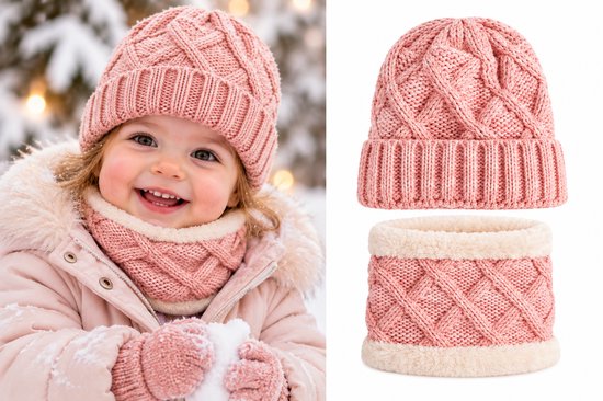 Roze gebreide muts en colsjaal met crèmekleurige voering, gedragen door een lachend kind in de sneeuw.