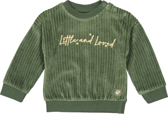 Groene fluwelen sweater met ribbeltextuur, tekst 'Little and Loved' en drukknopen op de schouder.