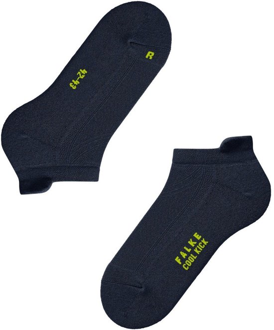 Donkerblauwe sneakersokken met gele 'FALKE COOL KICK' tekst en maatindicatie.